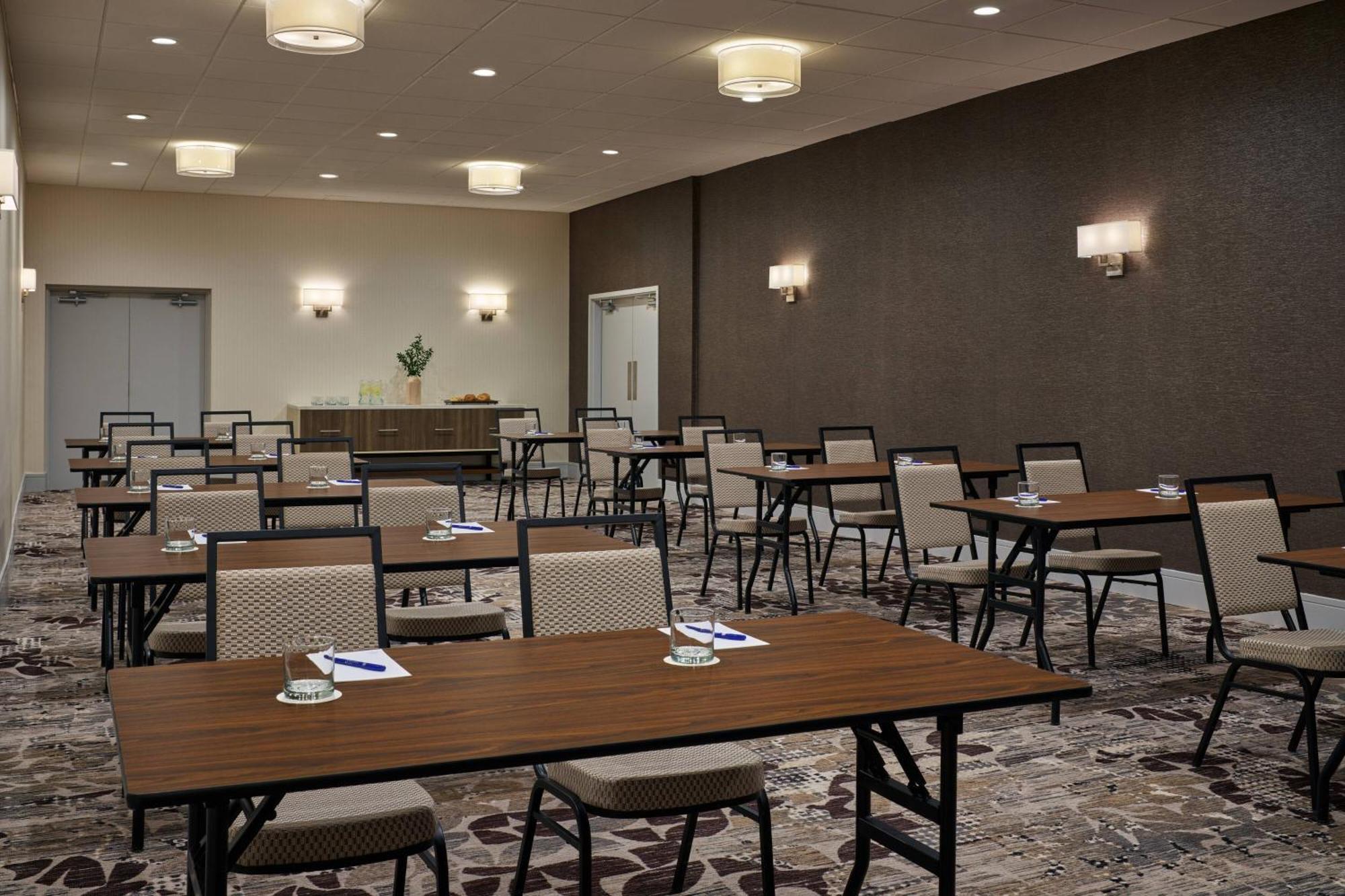 Delta Hotels By Marriott Chicago Willowbrook Exterior photo